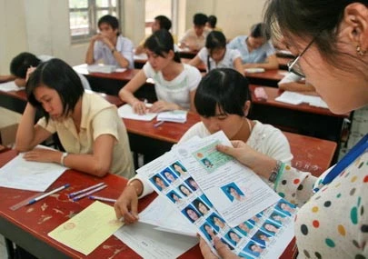 Giám thị kiểm tra thí sinh bằng hình ảnh tại Trường ĐH Nông lâm TP.HCM kỳ thi ĐH, CĐ năm 2008 - Ảnh: Như Hùng