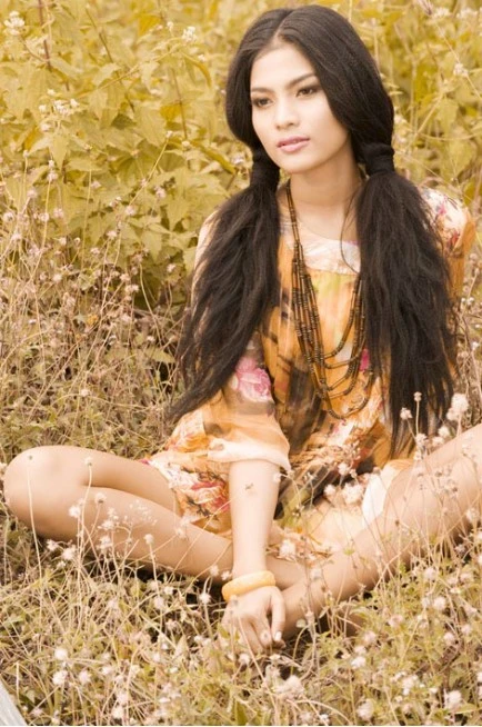 Trương Thị May lãng mạn với cỏ ảnh 5