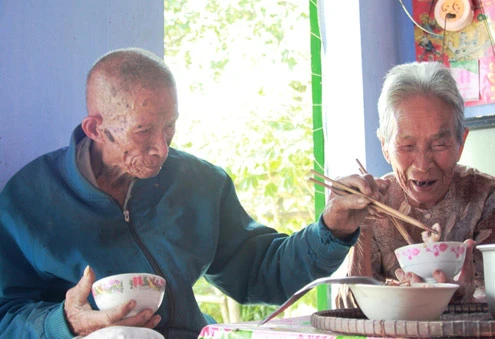 Cụ ông gần 100 tuổi đạp xích lô ảnh 9 Cụ ông gần 100 tuổi đạp xích lô ảnh 9