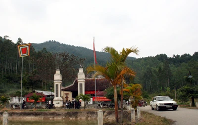 Đền thờ và lăng mộ Vua Mai tại chân Rú Đụn xã Vân Diên - Nam Đàn. Đền thờ và lăng mộ Vua Mai tại chân Rú Đụn xã Vân Diên - Nam Đàn.