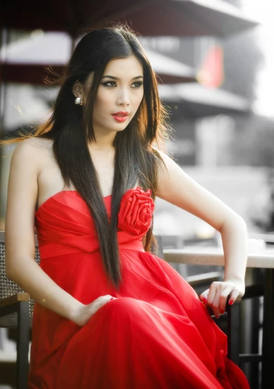 Ngắm siêu mẫu Lan Hương rực đỏ trên phố ảnh 5