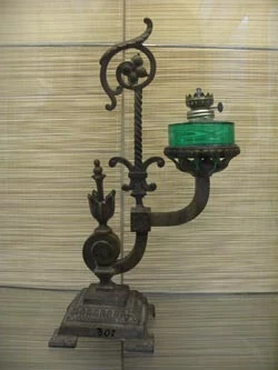 Đèn dầu hỏa được kết hợp 2 chất liệu sắt và thủy tinh. Đèn dầu hỏa được kết hợp 2 chất liệu sắt và thủy tinh.