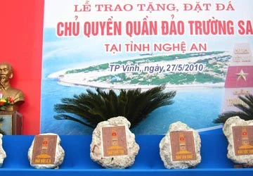 Đặt đá chủ quyền quần đảo Trường Sa tại quê hương Bác Hồ ảnh 1