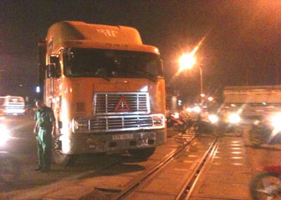 Xe container nằm ì trên đường ray khi đoàn tàu đến ảnh 2 Xe container nằm ì trên đường ray khi đoàn tàu đến ảnh 2