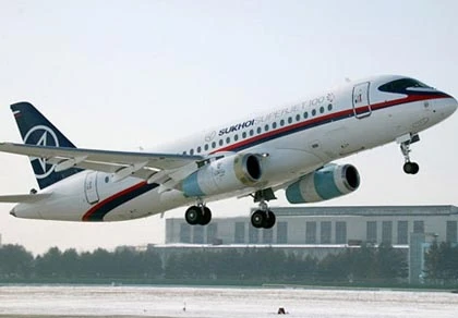 Máy bay Sukhoi Superjet-100 hạ cánh khẩn cấp vì sự cố ảnh 1