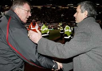 Mourinho: Chỉ có một HLV đặc biệt mới thay thế được Sir Alex ảnh 1