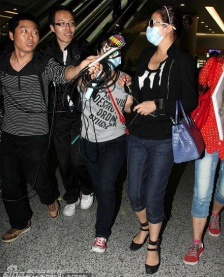 Triệu Vy bị 'bao vây' ở sân bay ảnh 4