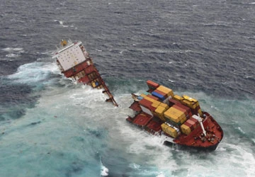 Tàu hàng gãy đôi và nguy cơ dầu đen ảnh 1