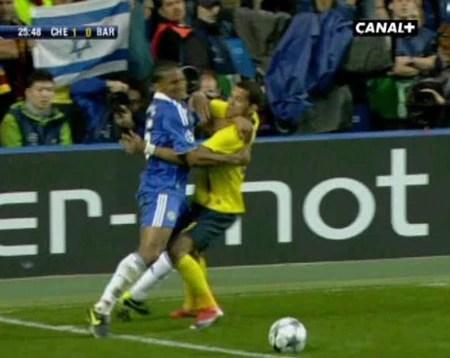 Phút 25, Dani Alves đã kéo ngã Malouda trong vòng cấm nhưng trọng tài Ovredo chỉ cho Chelsea được hưởng quả phạt bên ngoài vòng 16m50