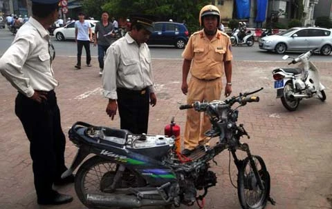 Honda Wave bốc cháy trên cầu Chương Dương ảnh 1