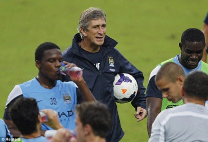 Tái diễn vụ Mancio đánh Balo, Pellegrini tóm cổ Richards ảnh 3