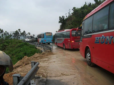 Mưa to tại hai tỉnh Phú Yên, Khánh Hòa làm đường sắt Bắc- Nam tê liệt ảnh 2 Mưa to tại hai tỉnh Phú Yên, Khánh Hòa làm đường sắt Bắc- Nam tê liệt ảnh 2