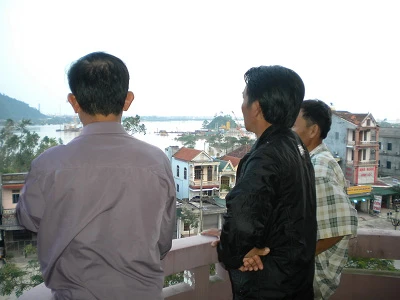 Tường thuật trực tiếp: Trục vớt chiếc xe khách bị lũ cuốn trôi - Phần 2 ảnh 6