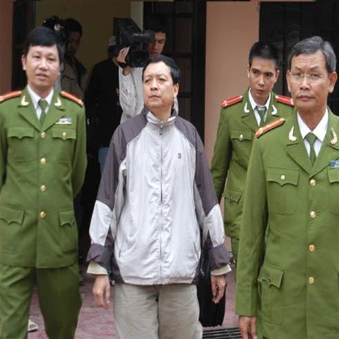 Lực lượng công an dẫn giải nguyên Chủ tịch UBND phường Phú Thượng, ông Công Phương Toàn.