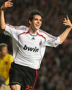 Kaka đi hay ở cũng ảnh hưởng đến cả chính trường Ý - nơi ông Berlusconi đang bị cử tri là fan AC Milan chất vấn. Ảnh: AFP