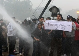 Vụ nữ sinh cưỡng hiếp: Thủ tướng Ấn Độ kêu gọi bình tĩnh ảnh 1