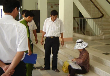 Quậy tòa để đòi gặp chánh án ảnh 1 Quậy tòa để đòi gặp chánh án ảnh 1