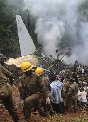 Máy bay Ấn Độ rơi, 159 người chết ảnh 1