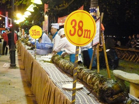 Cùng nếm bánh tét dài 38m giá gần 90 triệu đồng ảnh 1 Cùng nếm bánh tét dài 38m giá gần 90 triệu đồng ảnh 1