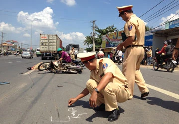 Va quẹt xe máy, bị xe container cán chết ảnh 1