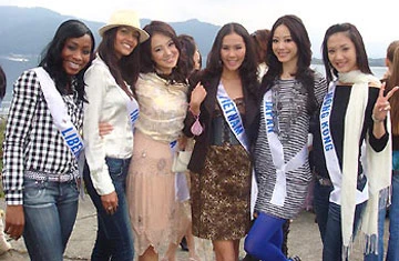 Giữa vòng tay bạn bè. Ảnh: Elite cung cấp