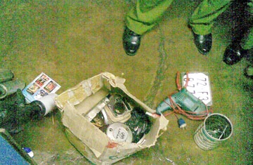 Phụ tùng vừa tháo rã tại phòng trọ của Toàn, Đài, Đông được công an phát hiện.