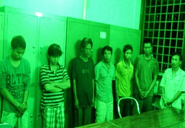 Tài xế cắt nóc container để trộm hàng ảnh 1