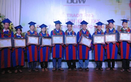 Tặng laptop cho 10 thủ khoa có hoàn cảnh đặc biệt ảnh 1