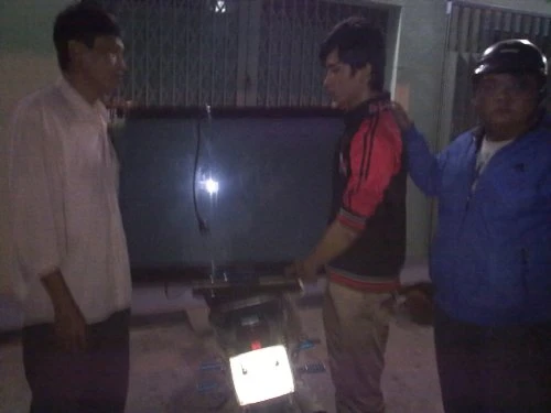 “Hiệp sĩ” bắt trộm giùm dân giữa mưa khuya ảnh 1