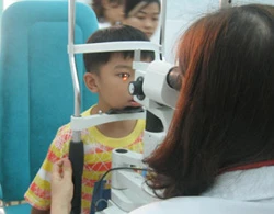 Theo các bác sĩ, trẻ cần được đưa đi khám mắt từ lúc lên 3. Ảnh: Thiên Chương.