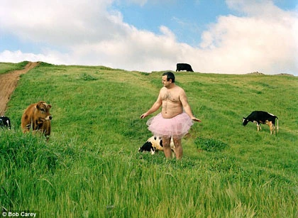 Bộ ảnh độc của người đàn ông mặc váy hồng ảnh 3