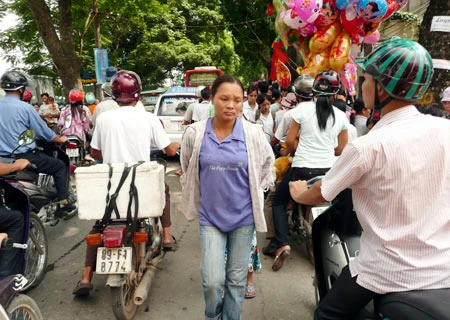 Người đi bộ len qua rừng phương tiện. Người đi bộ len qua rừng phương tiện.