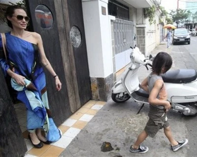 Hình ảnh đầu tiên về Angelina Jolie tại Việt Nam ảnh 1