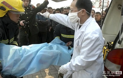 Thót tim giải cứu cô gái "nude" trên cột điện cao thế ảnh 5 Thót tim giải cứu cô gái "nude" trên cột điện cao thế ảnh 5