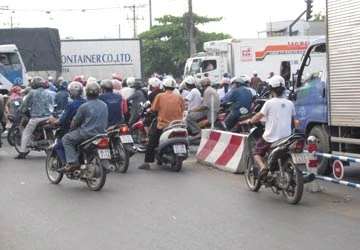 Có dải phân cách cũng như không! ảnh 1