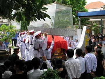 Linh cữu được phủ quốc kỳ, màu cờ ông đã cống hiến trọn đời.