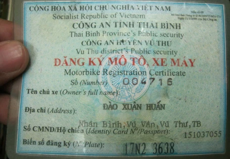 Giấu súng ngắn trên xế hộp Mercedes ảnh 2