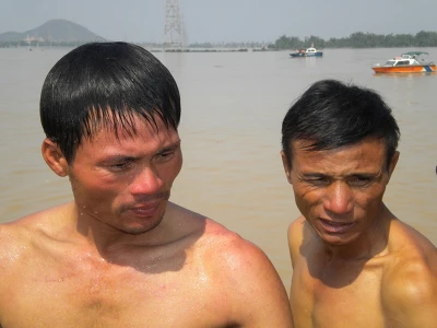 Tường thuật trực tiếp: Trục vớt chiếc xe khách bị lũ cuốn trôi - Phần 2 ảnh 26