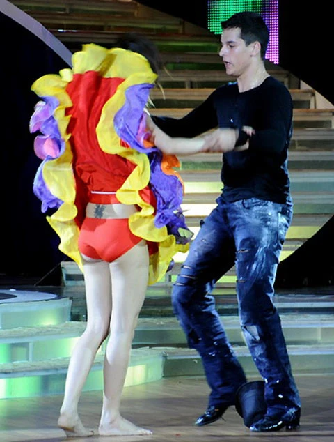 Bước nhảy tốc váy của Thủy Tiên ảnh 2