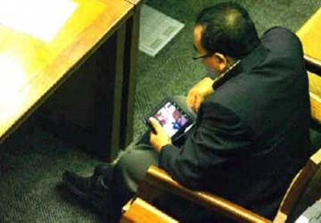 Nghị sĩ bị bắt quả tang xem sex khi họp Quốc hội ảnh 1