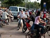 Nhiều người dân chạy lòng vòng không biết phải chạy vào đường nào, gây rối loạn giao thông tại ngã ba Hoàng Minh Giám - Đào Duy Anh, Q.Phú Nhuận, TP.HCM (ảnh chụp sáng 3-11). Ảnh: N.C.T. Nhiều người dân chạy lòng vòng không biết phải chạy vào đường nào, gây rối loạn giao thông tại ngã ba Hoàng Minh Giám - Đào Duy Anh, Q.Phú Nhuận, TP.HCM (ảnh chụp sáng 3-11). Ảnh: N.C.T.