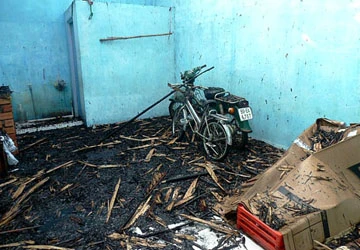 TPHCM: Bãi cỏ bốc cháy, 11 phòng trọ bị thiêu rụi ảnh 2