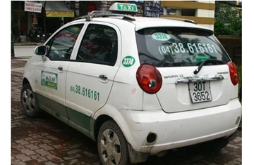 Taxi hất đại úy cảnh sát lên capo kéo gần 1km ảnh 1