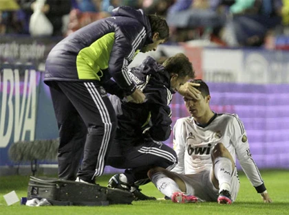 Ronaldo giảm thị lực vì dính đòn cùi chỏ ảnh 1