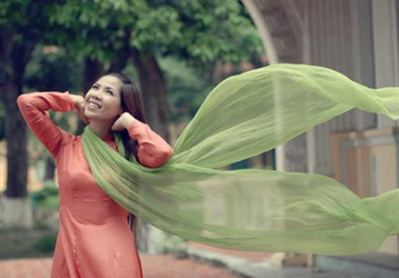 Ca sĩ Hồng Vy và Trần Mạnh Hùng tạm biệt Hà Nội với “Giấc mơ mùa lá” ảnh 2