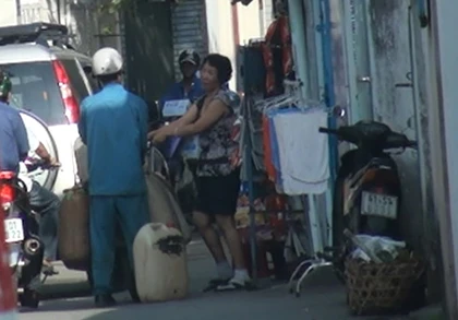 “Rút ruột” xăng máy bay ảnh 3