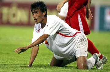 Lê Phước Tứ (áo trắng) trong màu áo ĐTQG Việt Nam tại AFF Cup 2008. (Ảnh: Quang Minh).