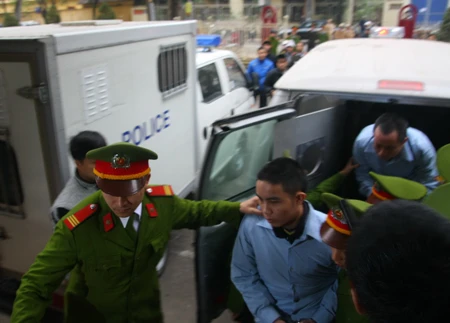 Chùm ảnh: Xét xử sát thủ Lê Văn Luyện ảnh 8