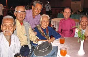 Những người xưa của giới sân khấu có dịp gặp nhau trong ngày giỗ cố nghệ sĩ Thanh Nga (từ trái qua, hàng ngồi): nghệ sĩ Ba Xây - cụ Đô Trinh trong Tiếng trống Mê Linh; soạn giả Kiên Giang; bà nội nghệ sĩ Hữu Châu, bà Sáu Liên - chủ hãng đĩa Việt Nam; bà Tám Trống - người làm phục trang sân khấu nổi tiếng. Những người xưa của giới sân khấu có dịp gặp nhau trong ngày giỗ cố nghệ sĩ Thanh Nga (từ trái qua, hàng ngồi): nghệ sĩ Ba Xây - cụ Đô Trinh trong Tiếng trống Mê Linh; soạn giả Kiên Giang; bà nội nghệ sĩ Hữu Châu, bà Sáu Liên - chủ hãng đĩa Việt Nam; bà Tám Trống - người làm phục trang sân khấu nổi tiếng.