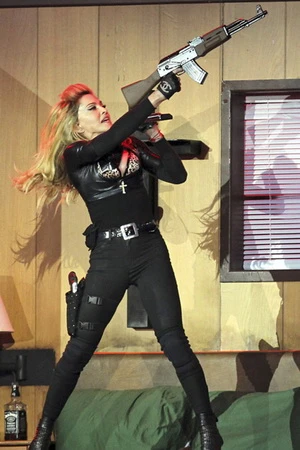 Madonna “biện hộ” cho chuyện mang súng lên sân khấu ảnh 1 Madonna “biện hộ” cho chuyện mang súng lên sân khấu ảnh 1